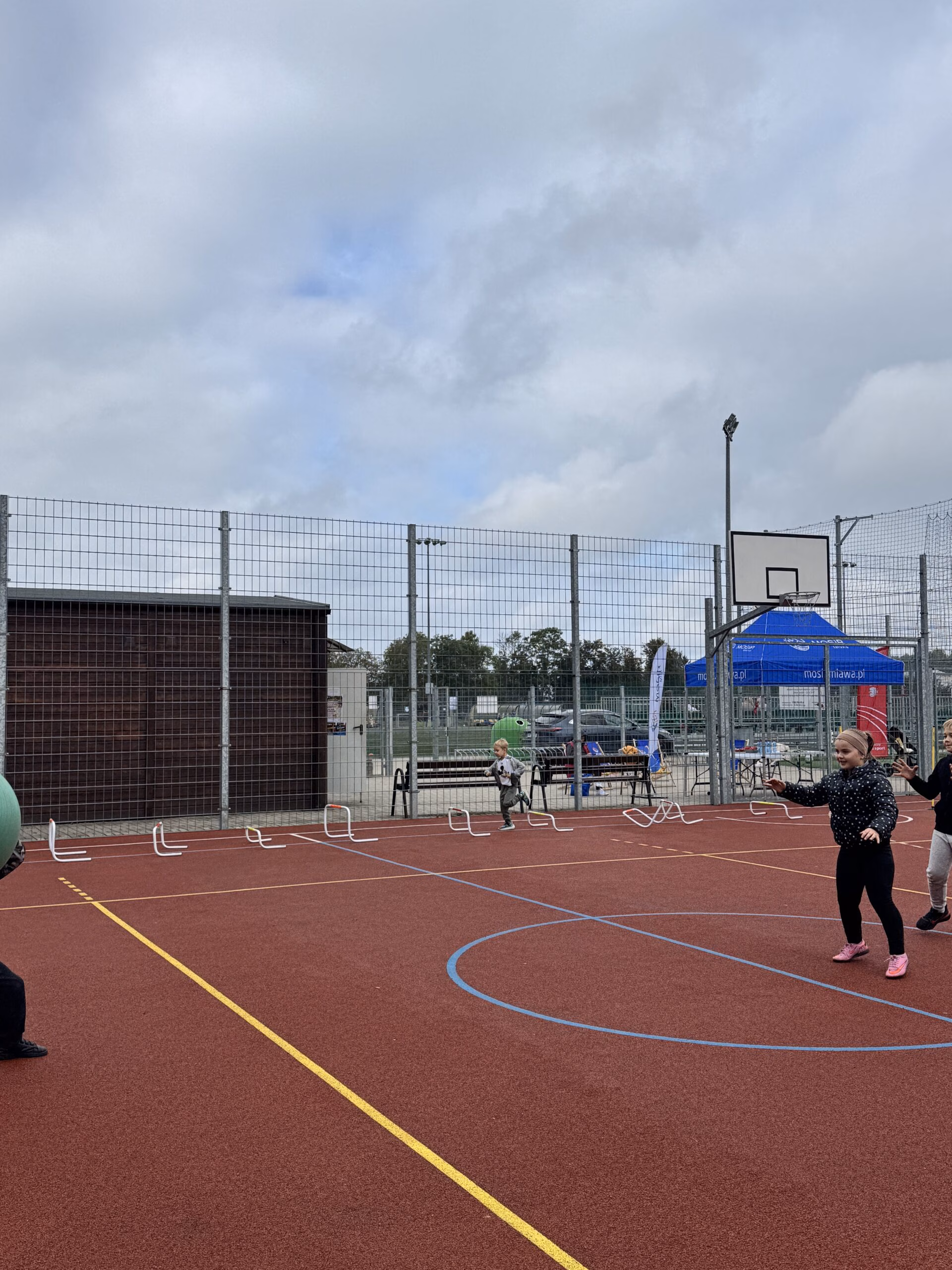 Aktywny Orlik 2026 - zdjęcia z szóstego wydarzenia. Dzieci uczestniczą w zajęciach sportowo-rekreacyjnych, warsztatach kulinarnych i pierwszej pomocy przedmedycznej. Zdjęcie nr 34