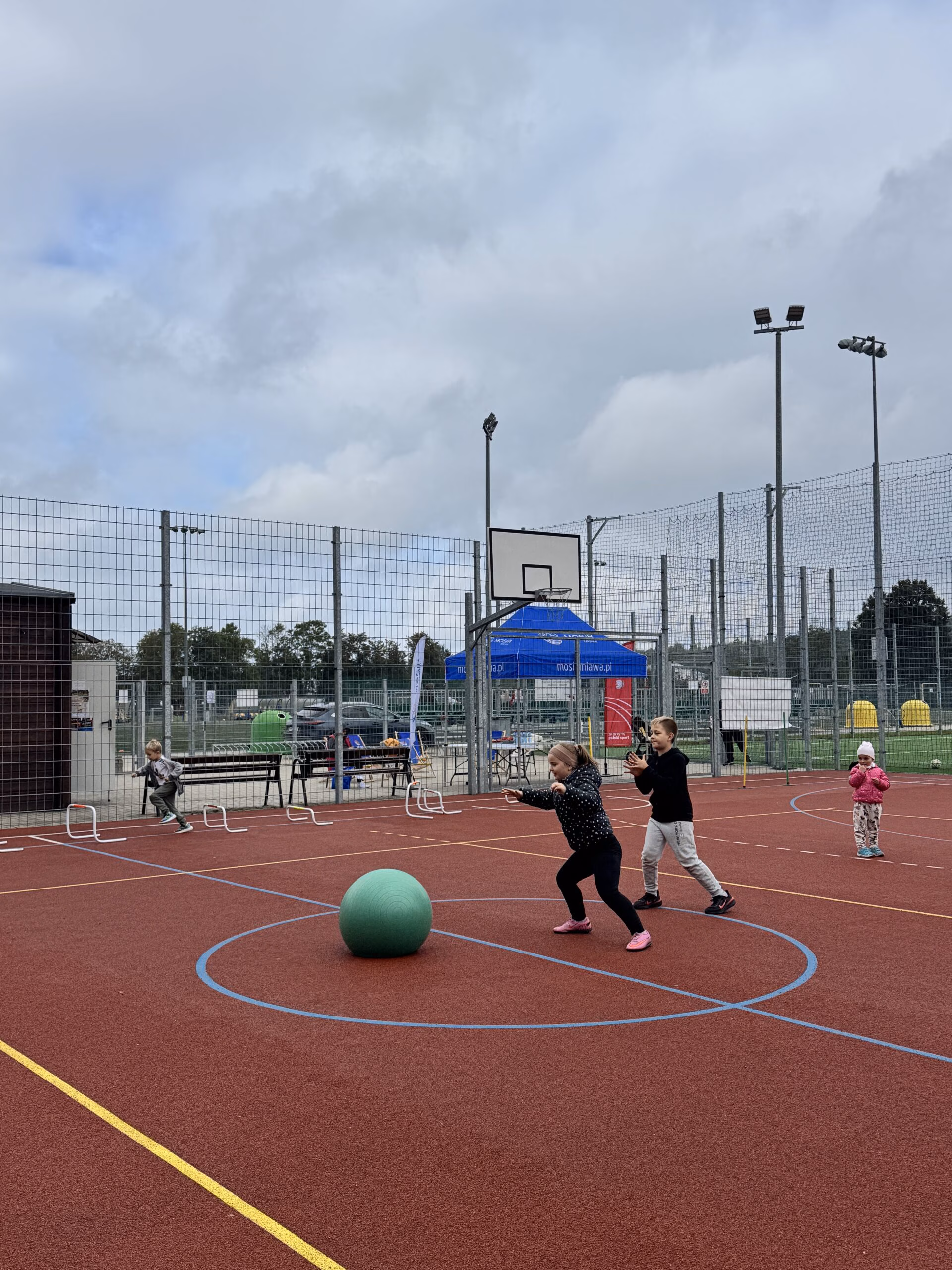 Aktywny Orlik 2026 - zdjęcia z szóstego wydarzenia. Dzieci uczestniczą w zajęciach sportowo-rekreacyjnych, warsztatach kulinarnych i pierwszej pomocy przedmedycznej. Zdjęcie nr 35