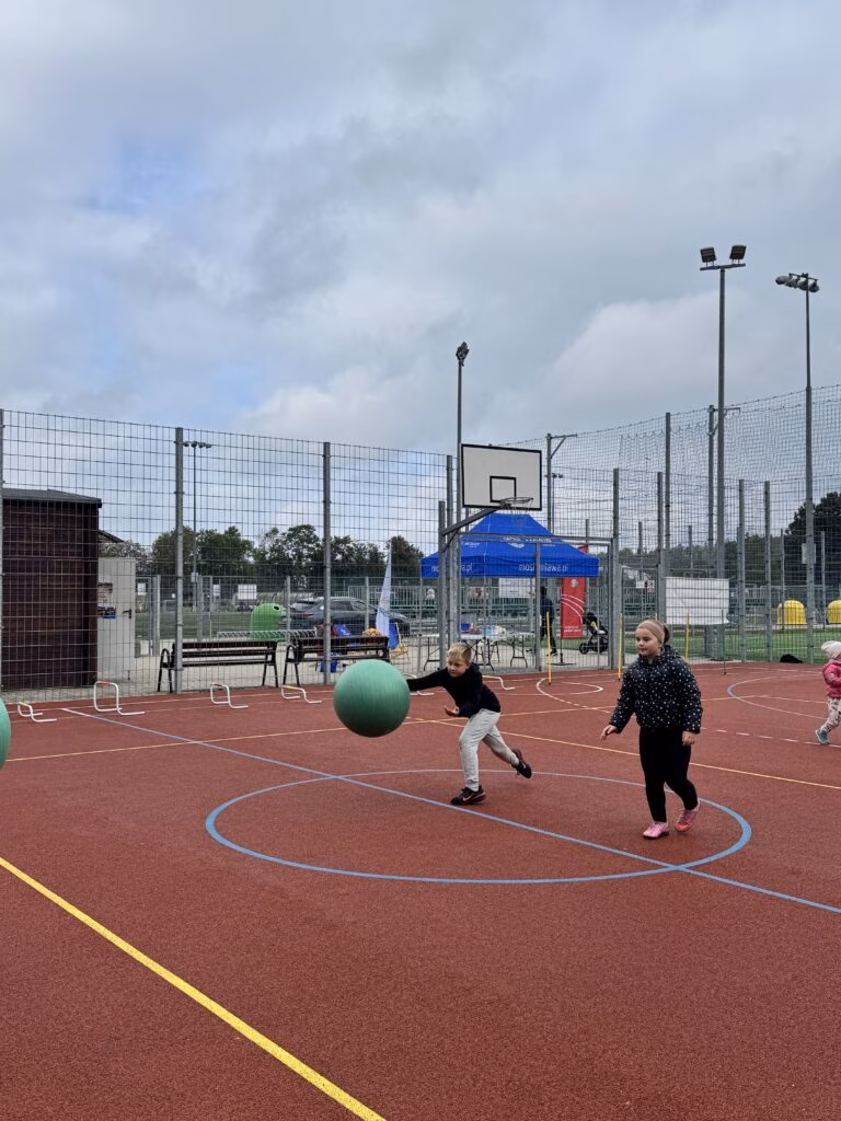 Aktywny Orlik 2026 - zdjęcia z szóstego wydarzenia. Dzieci uczestniczą w zajęciach sportowo-rekreacyjnych, warsztatach kulinarnych i pierwszej pomocy przedmedycznej. Zdjęcie nr 38