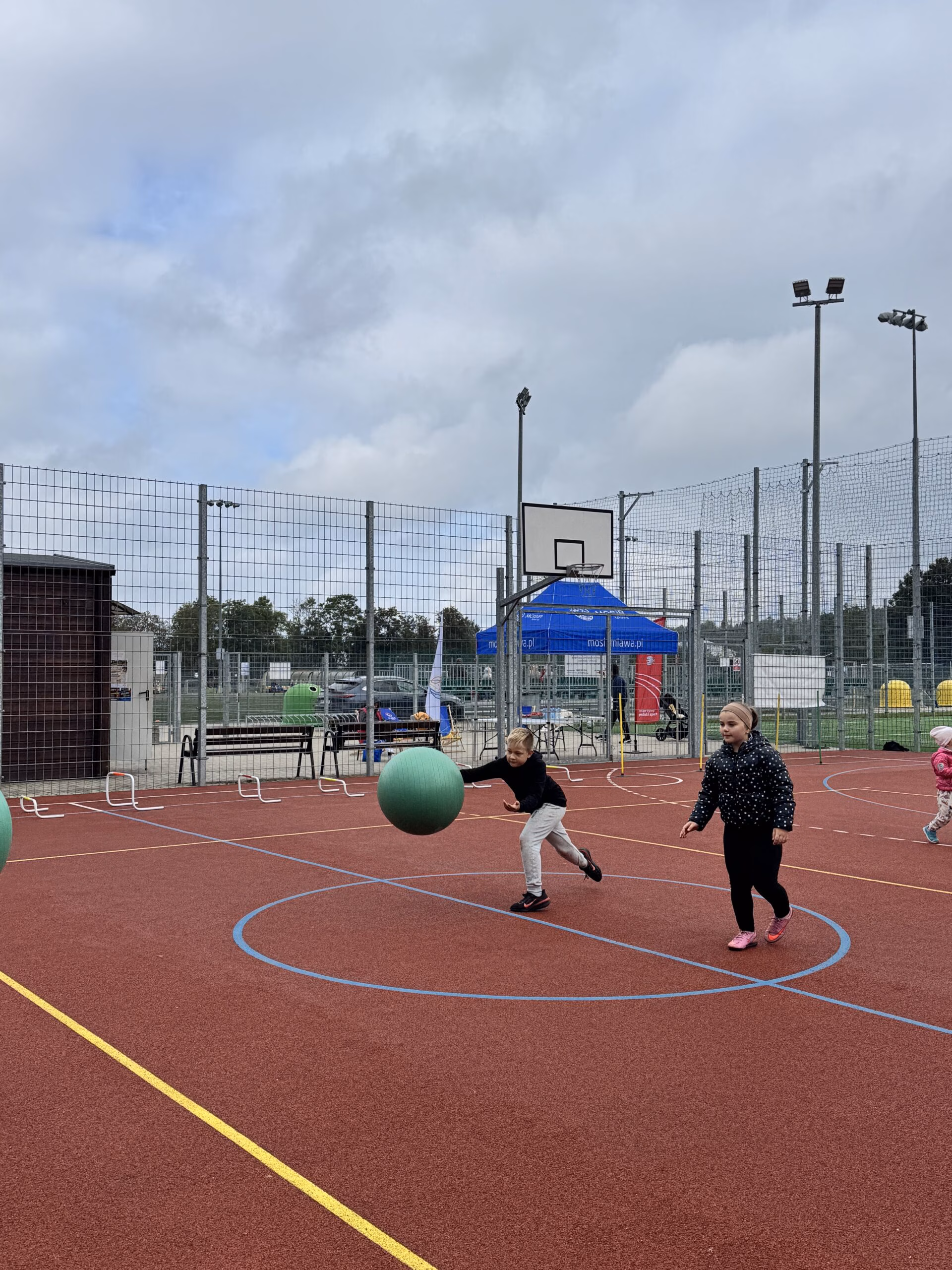 Aktywny Orlik 2026 - zdjęcia z szóstego wydarzenia. Dzieci uczestniczą w zajęciach sportowo-rekreacyjnych, warsztatach kulinarnych i pierwszej pomocy przedmedycznej. Zdjęcie nr 38
