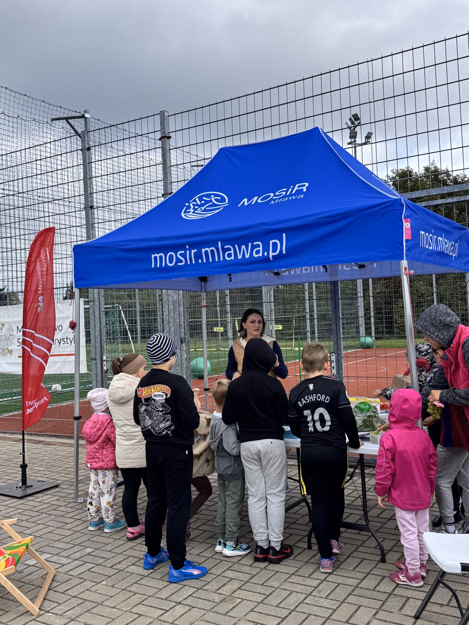 Aktywny Orlik 2026 - zdjęcia z szóstego wydarzenia. Dzieci uczestniczą w zajęciach sportowo-rekreacyjnych, warsztatach kulinarnych i pierwszej pomocy przedmedycznej. Zdjęcie nr 39