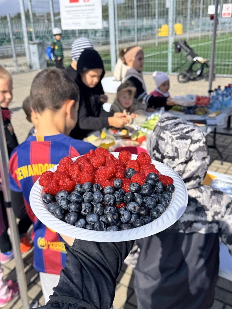Aktywny Orlik 2026 - zdjęcia z szóstego wydarzenia. Dzieci uczestniczą w zajęciach sportowo-rekreacyjnych, warsztatach kulinarnych i pierwszej pomocy przedmedycznej. Zdjęcie nr 48