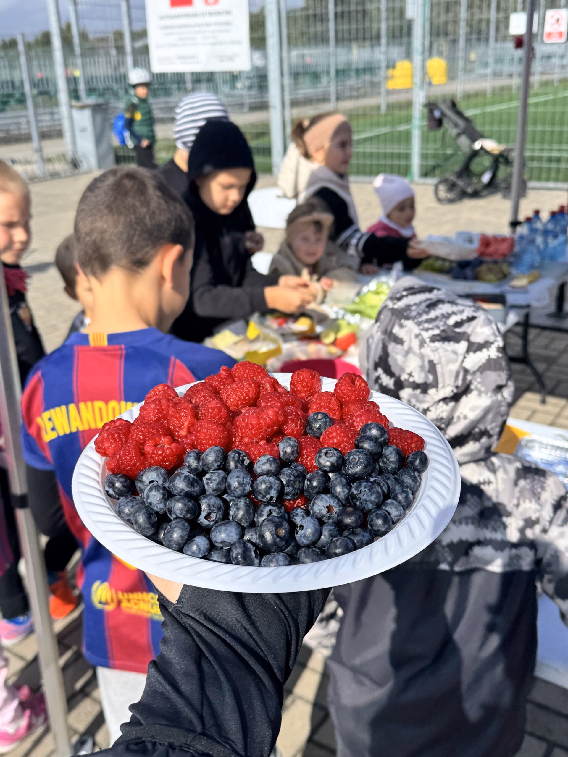 Aktywny Orlik 2026 - zdjęcia z szóstego wydarzenia. Dzieci uczestniczą w zajęciach sportowo-rekreacyjnych, warsztatach kulinarnych i pierwszej pomocy przedmedycznej. Zdjęcie nr 48