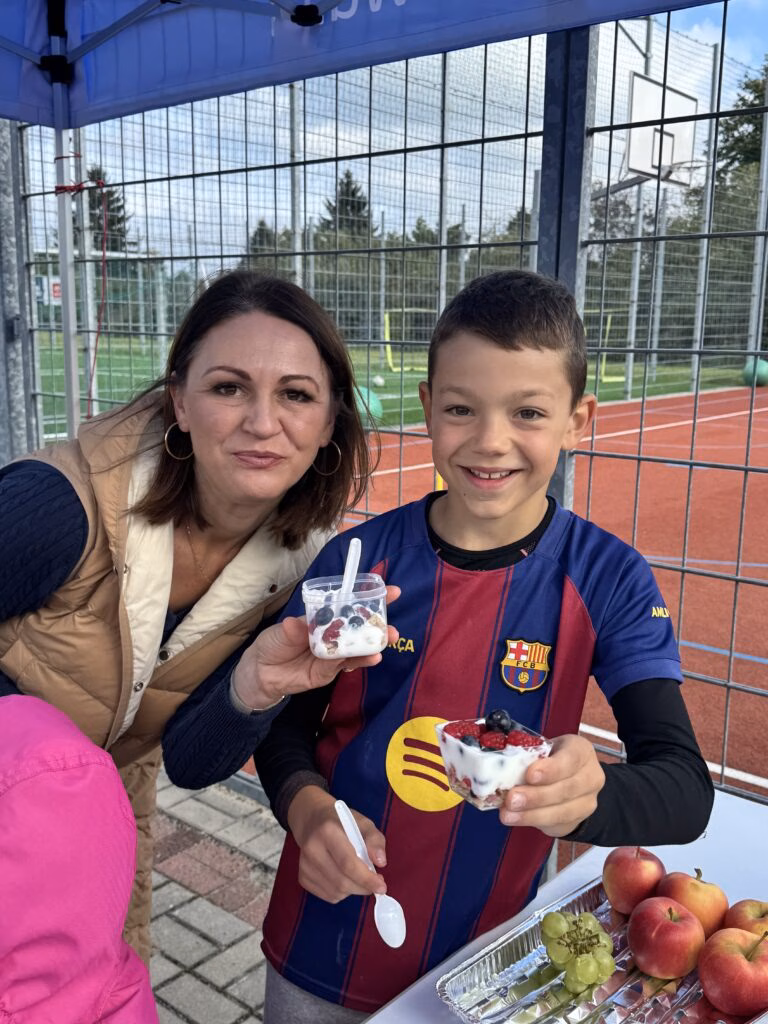 Aktywny Orlik 2026 - zdjęcia z szóstego wydarzenia. Dzieci uczestniczą w zajęciach sportowo-rekreacyjnych, warsztatach kulinarnych i pierwszej pomocy przedmedycznej. Zdjęcie nr 50