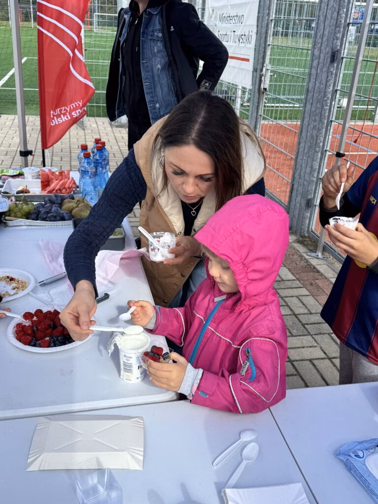 Aktywny Orlik 2026 - zdjęcia z szóstego wydarzenia. Dzieci uczestniczą w zajęciach sportowo-rekreacyjnych, warsztatach kulinarnych i pierwszej pomocy przedmedycznej. Zdjęcie nr 56