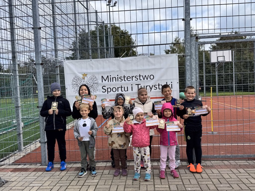 Aktywny Orlik 2026 - zdjęcia z szóstego wydarzenia. Dzieci uczestniczą w zajęciach sportowo-rekreacyjnych, warsztatach kulinarnych i pierwszej pomocy przedmedycznej. Zdjęcie nr 60