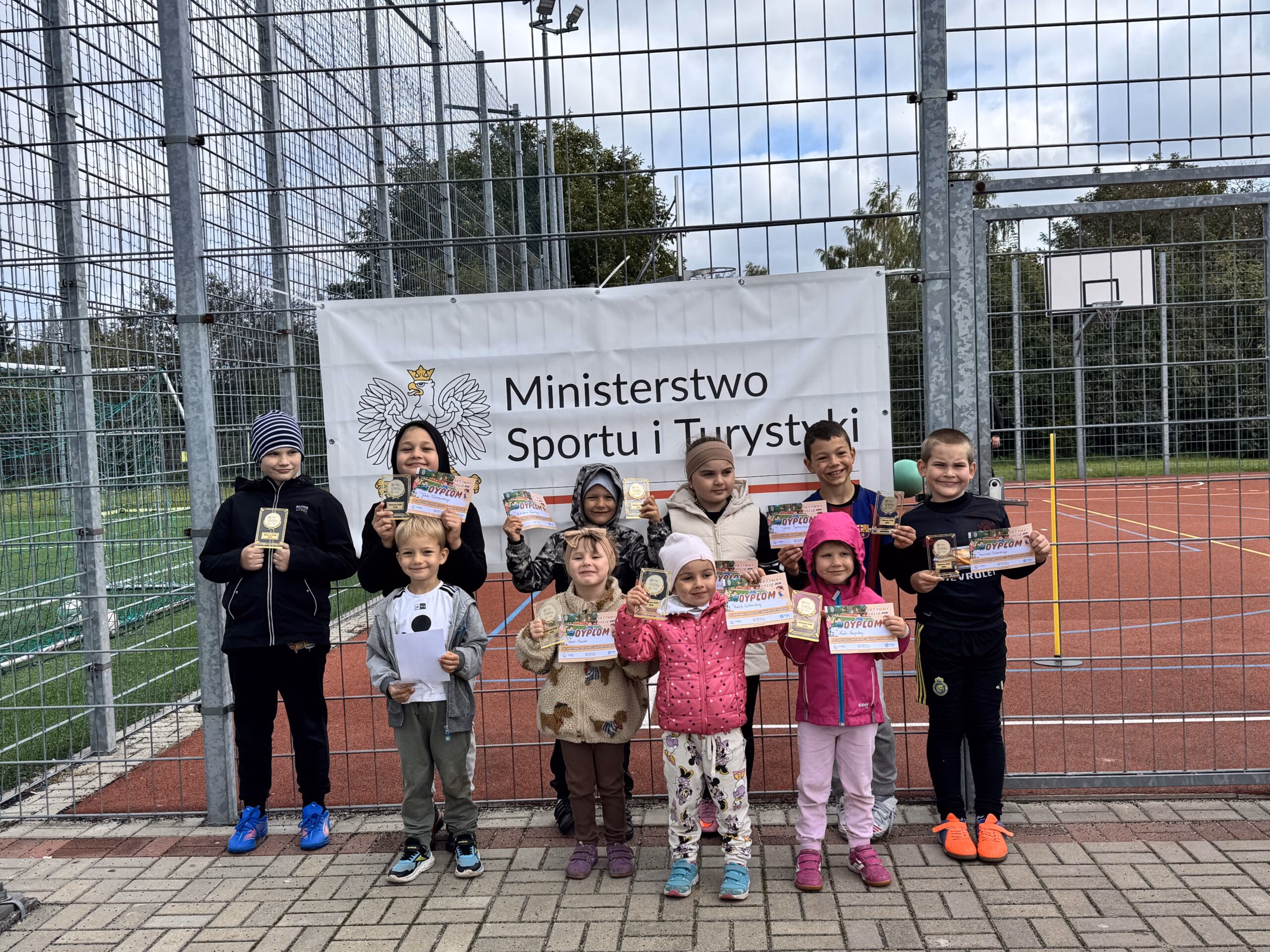 Aktywny Orlik 2026 - zdjęcia z szóstego wydarzenia. Dzieci uczestniczą w zajęciach sportowo-rekreacyjnych, warsztatach kulinarnych i pierwszej pomocy przedmedycznej. Zdjęcie nr 60
