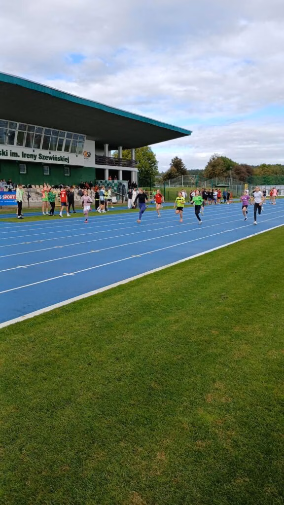 Dzieci podczas zawodów sportowych w Mławie. Pierwszy Rzut Lekkoatletyczny Szkół Podstawowych - zdjęcie nr 9