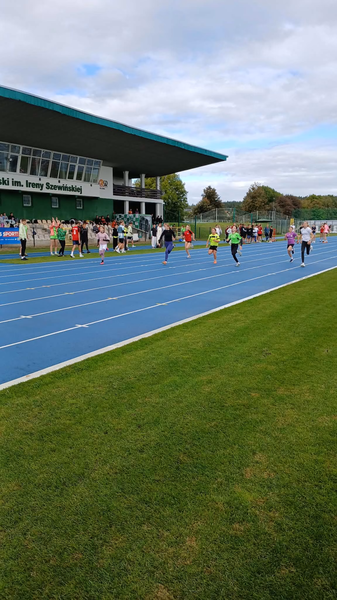 Dzieci podczas zawodów sportowych w Mławie. Pierwszy Rzut Lekkoatletyczny Szkół Podstawowych - zdjęcie nr 9