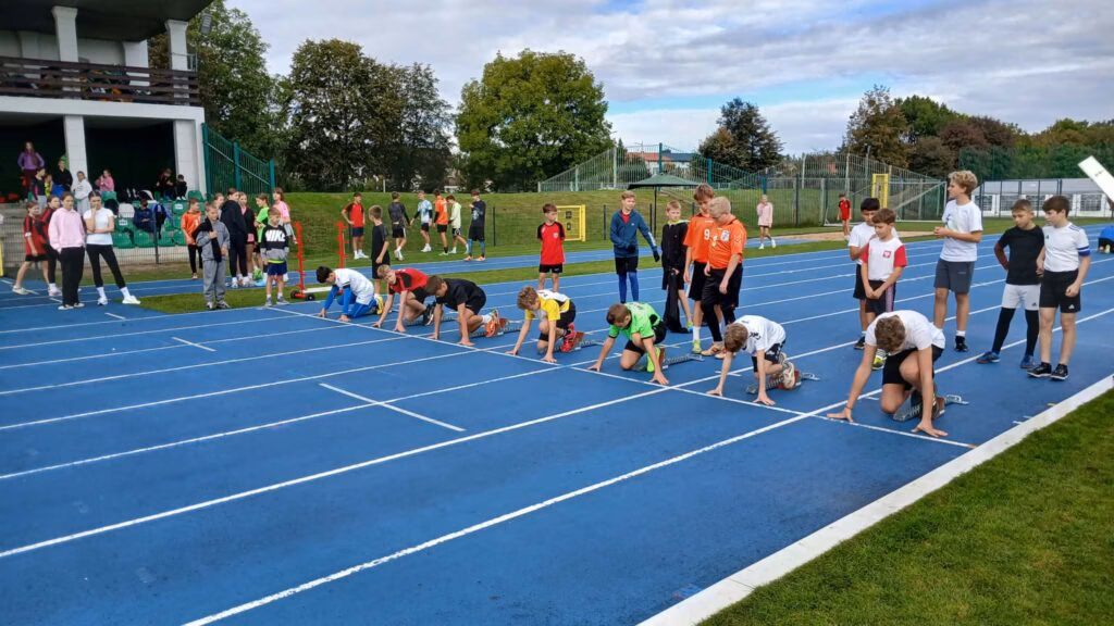 Dzieci podczas zawodów sportowych w Mławie. Pierwszy Rzut Lekkoatletyczny Szkół Podstawowych - zdjęcie nr 2