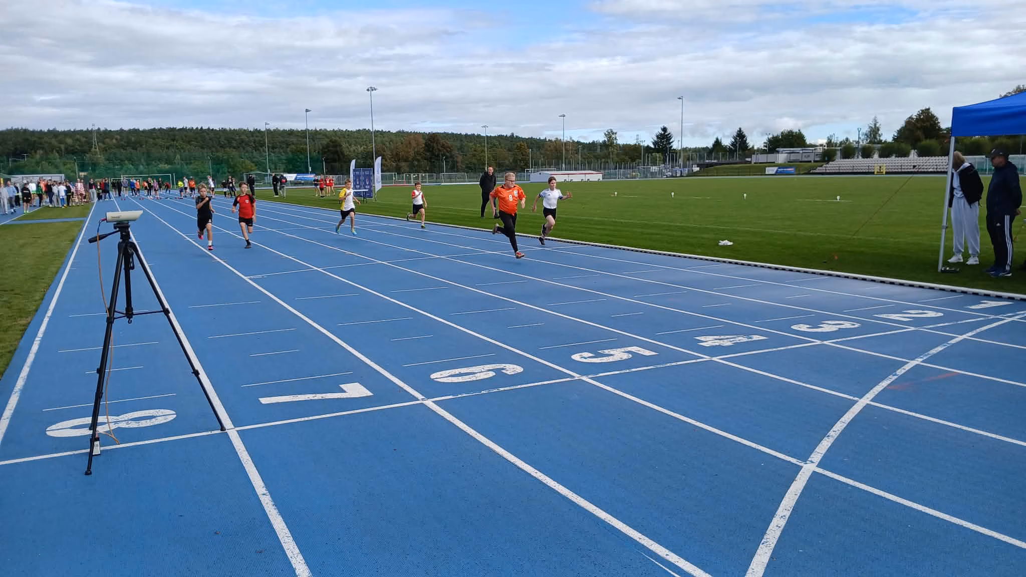 Dzieci podczas zawodów sportowych w Mławie. Pierwszy Rzut Lekkoatletyczny Szkół Podstawowych - zdjęcie nr 13