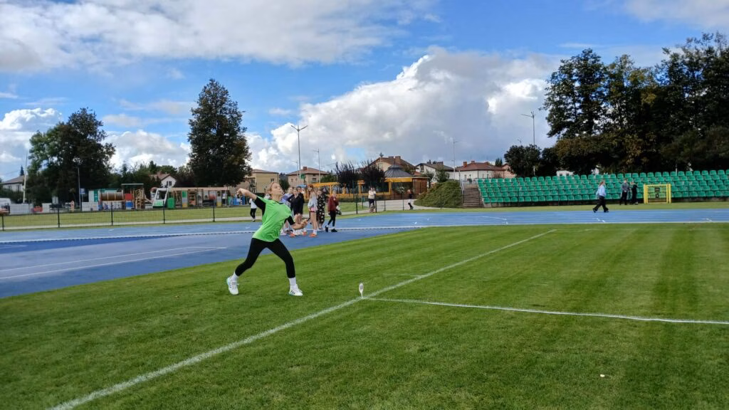 Dzieci podczas zawodów sportowych w Mławie. Pierwszy Rzut Lekkoatletyczny Szkół Podstawowych - zdjęcie nr 20