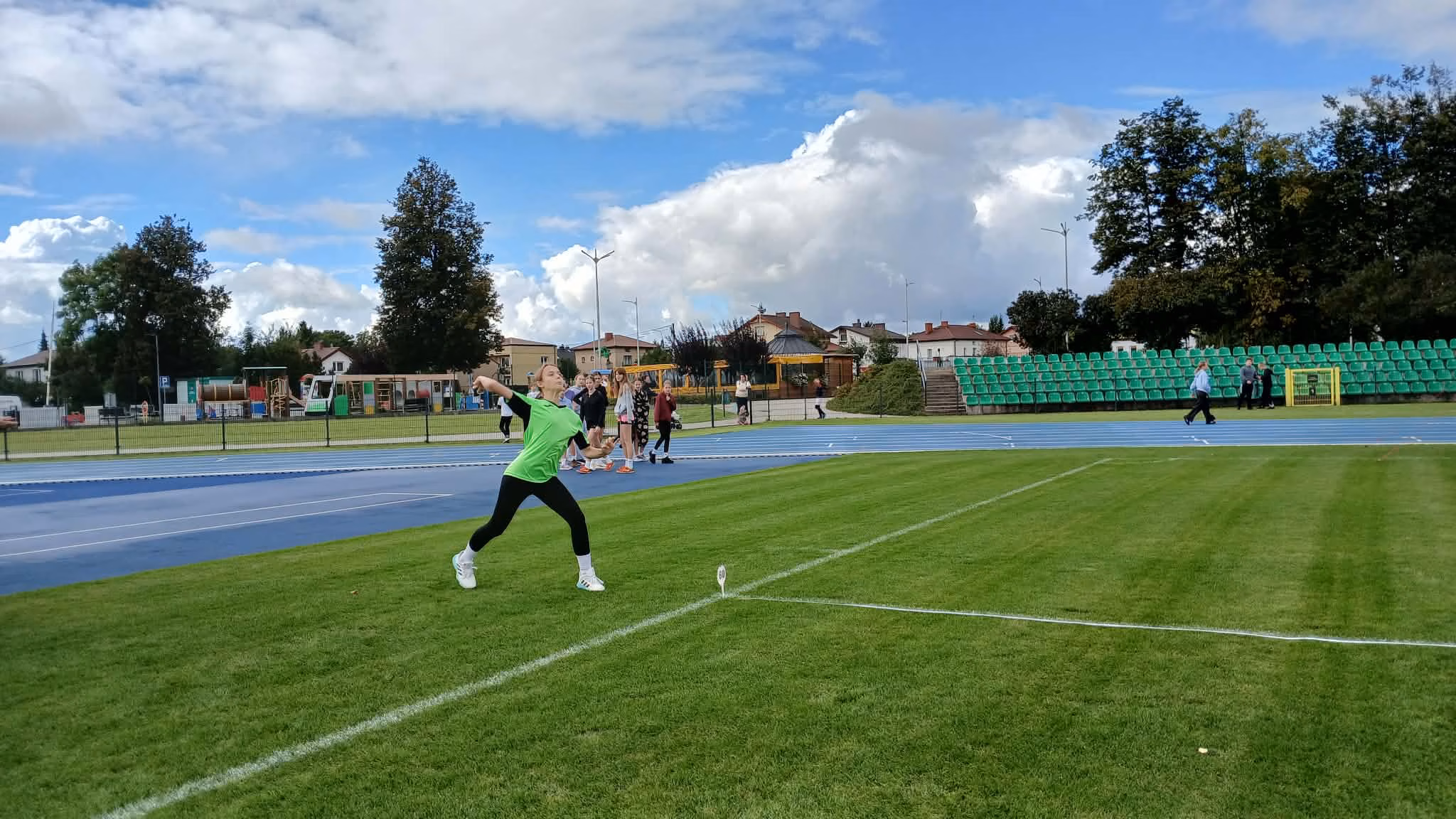 Dzieci podczas zawodów sportowych w Mławie. Pierwszy Rzut Lekkoatletyczny Szkół Podstawowych - zdjęcie nr 20