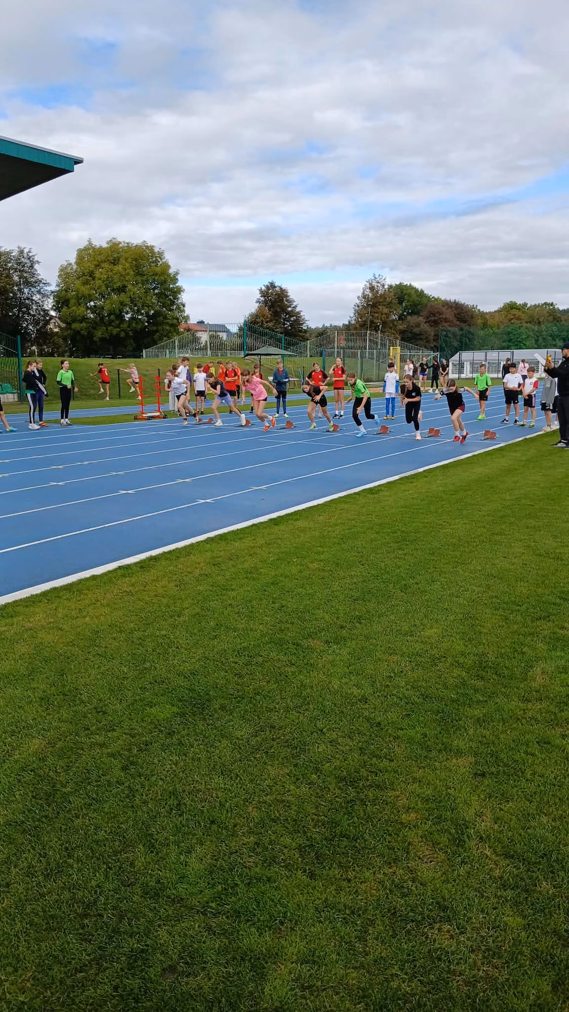 Dzieci podczas zawodów sportowych w Mławie. Pierwszy Rzut Lekkoatletyczny Szkół Podstawowych - zdjęcie nr 7