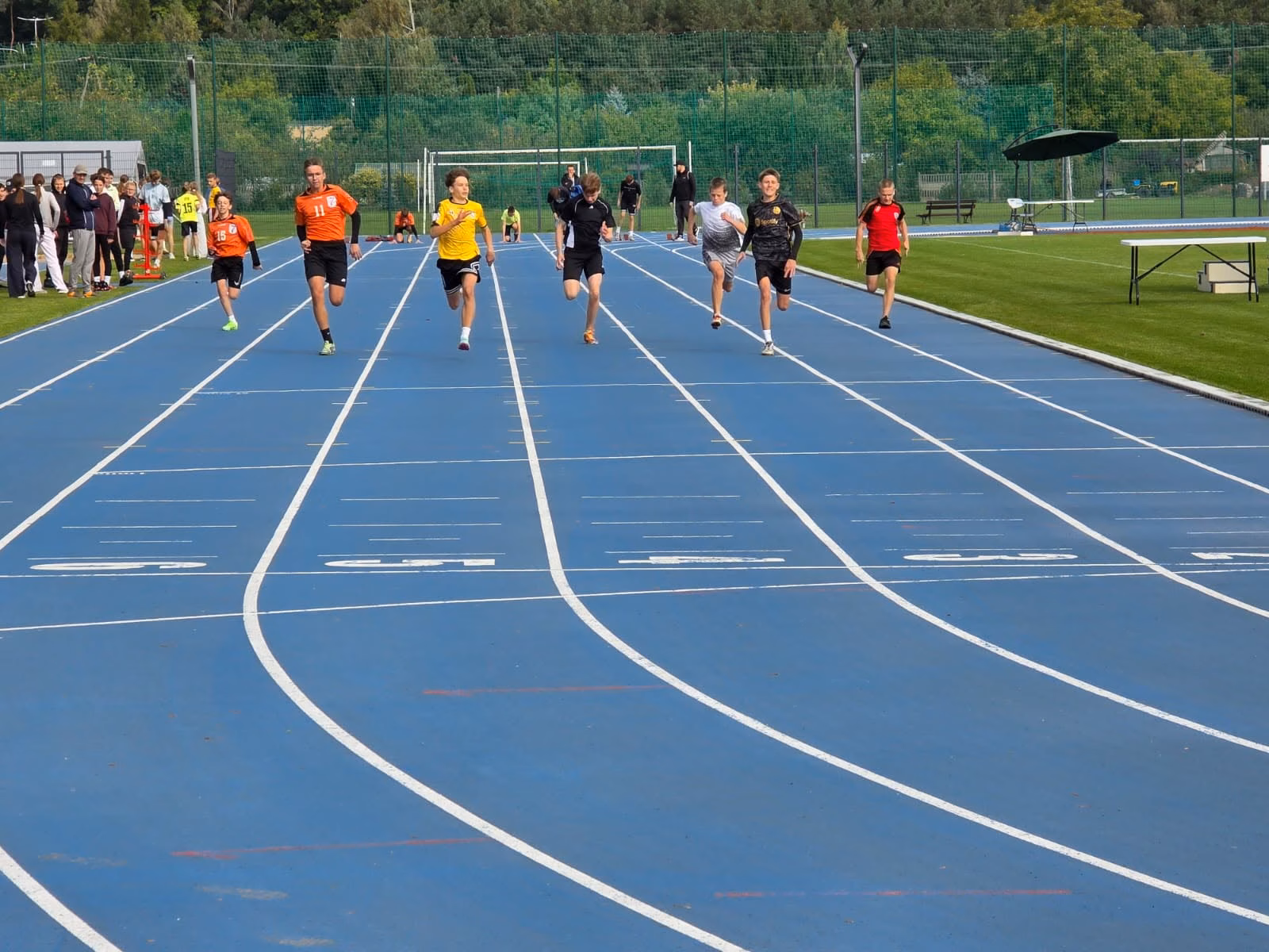 Dzieci podczas zawodów sportowych w Mławie. Pierwszy Rzut Lekkoatletyczny Szkół Podstawowych - zdjęcie nr 16