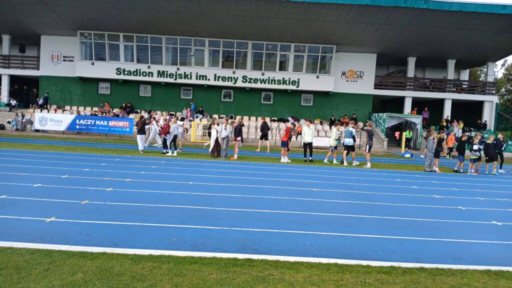 Dzieci podczas zawodów sportowych w Mławie. Pierwszy Rzut Lekkoatletyczny Szkół Podstawowych - zdjęcie nr 5