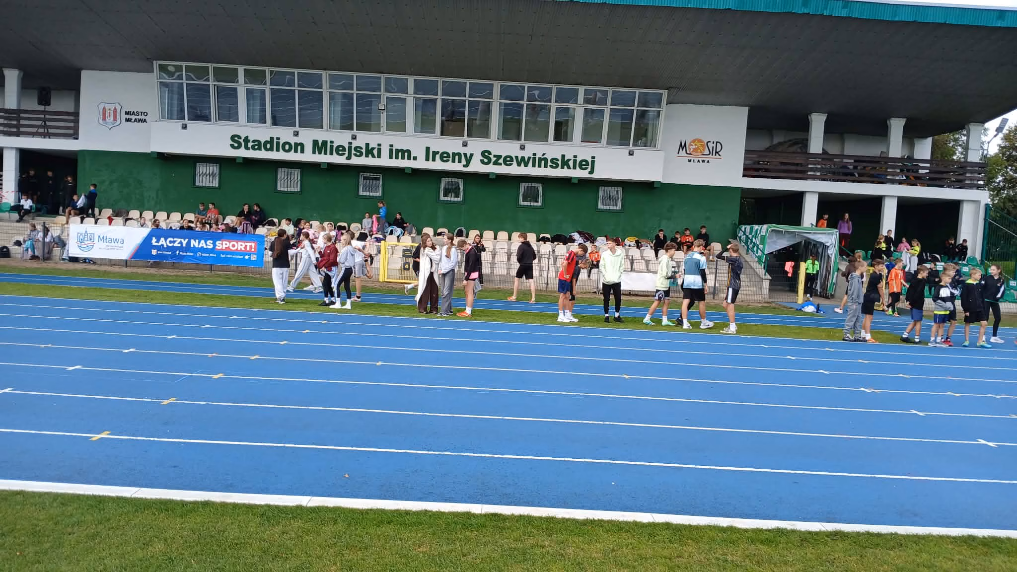 Dzieci podczas zawodów sportowych w Mławie. Pierwszy Rzut Lekkoatletyczny Szkół Podstawowych - zdjęcie nr 5