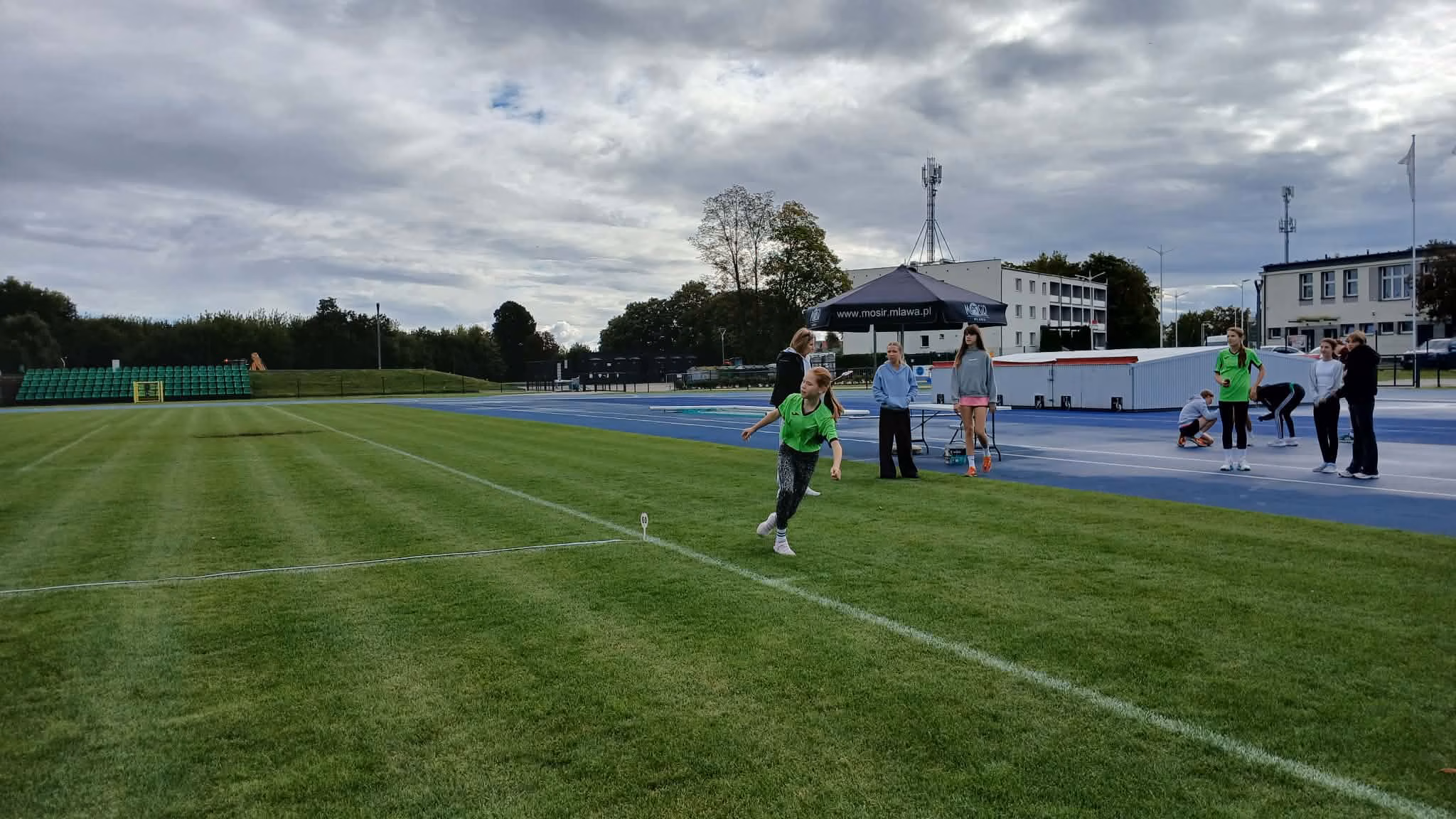 Dzieci podczas zawodów sportowych w Mławie. Pierwszy Rzut Lekkoatletyczny Szkół Podstawowych - zdjęcie nr 21