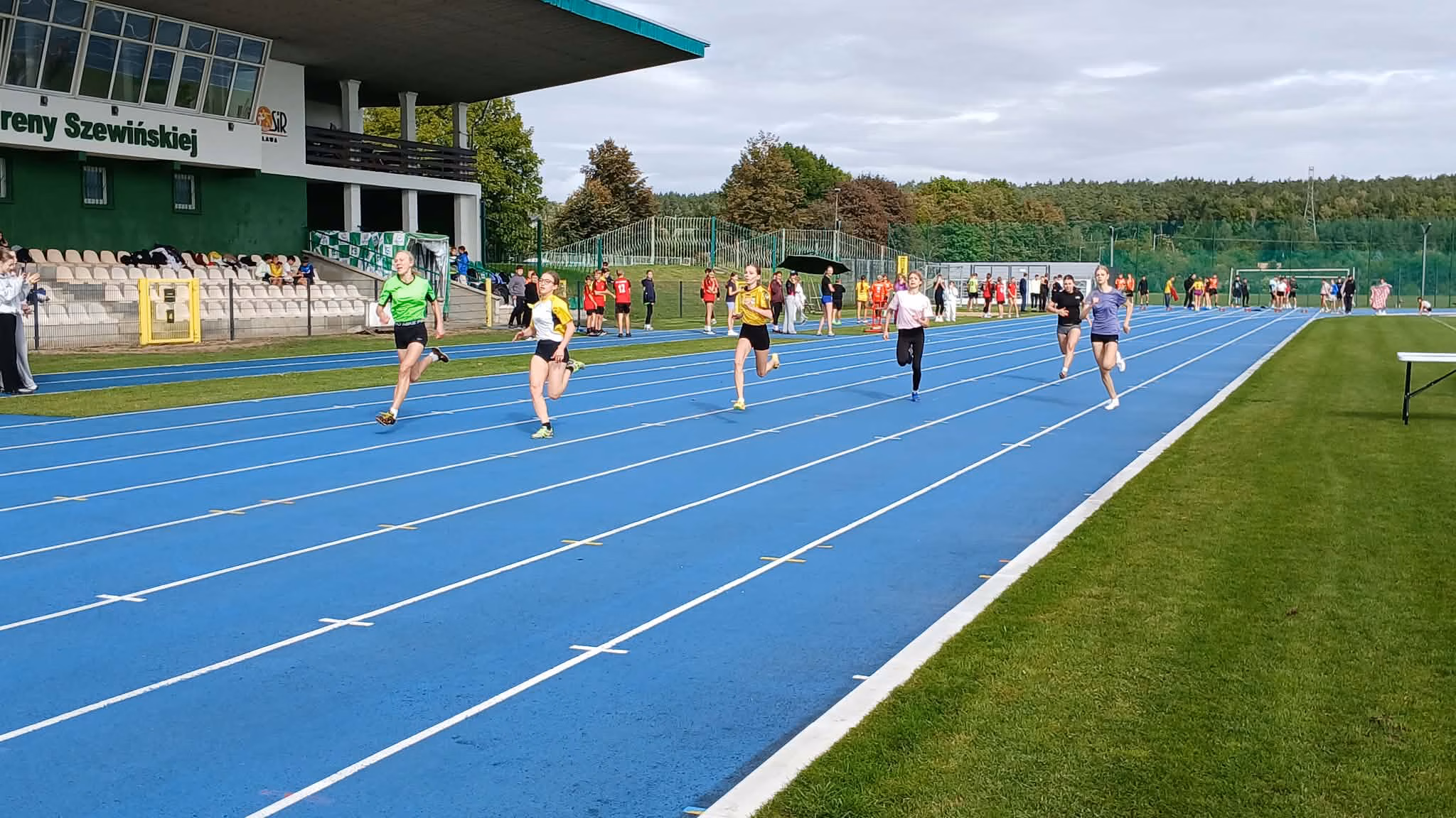 Dzieci podczas zawodów sportowych w Mławie. Pierwszy Rzut Lekkoatletyczny Szkół Podstawowych - zdjęcie nr 10