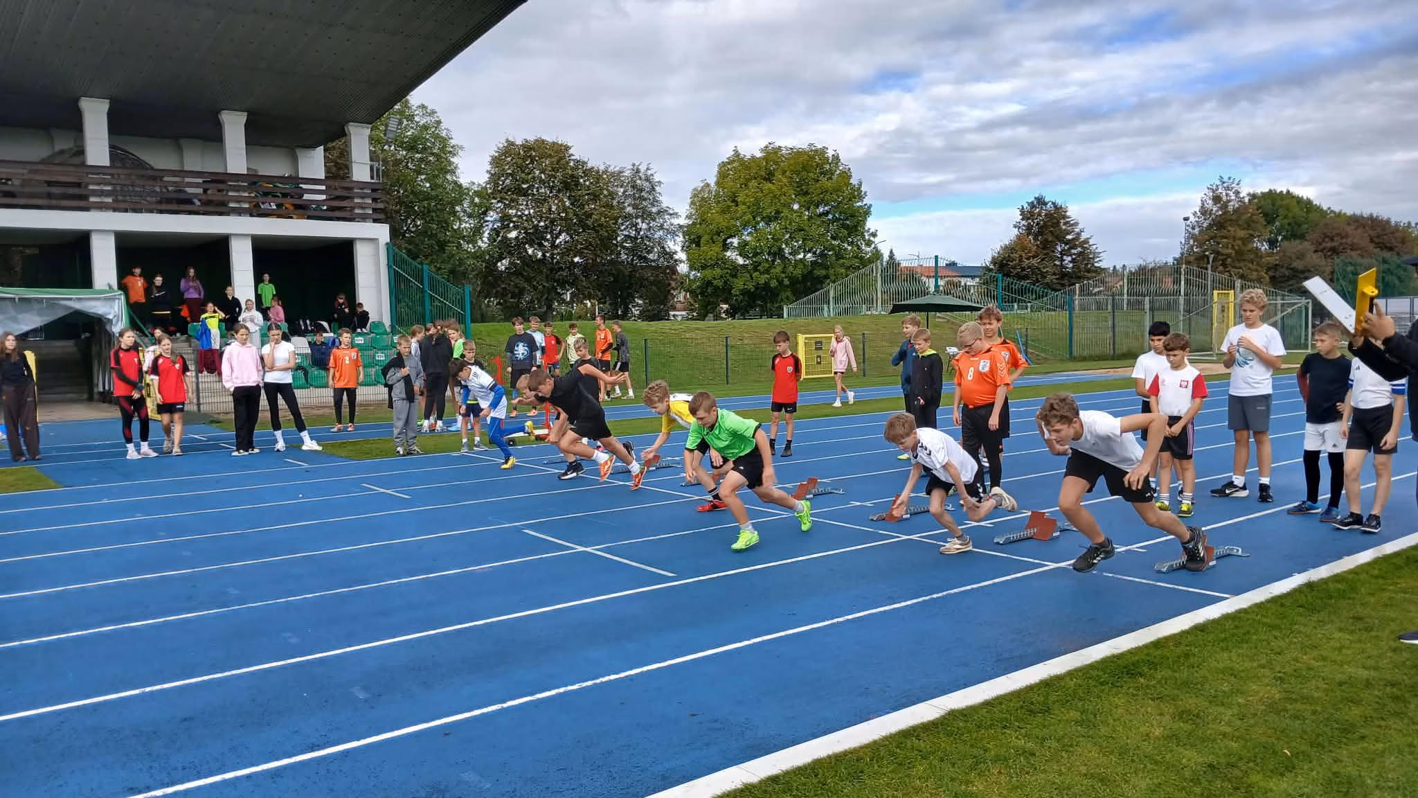 Dzieci podczas zawodów sportowych w Mławie. Pierwszy Rzut Lekkoatletyczny Szkół Podstawowych - zdjęcie nr 1