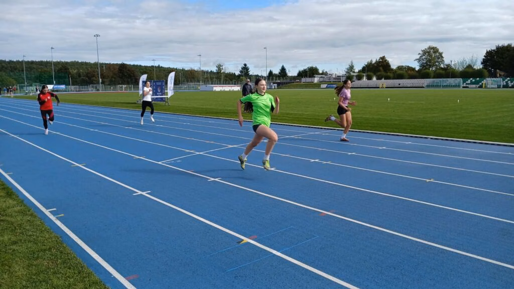 Dzieci podczas zawodów sportowych w Mławie. Pierwszy Rzut Lekkoatletyczny Szkół Podstawowych - zdjęcie nr 11