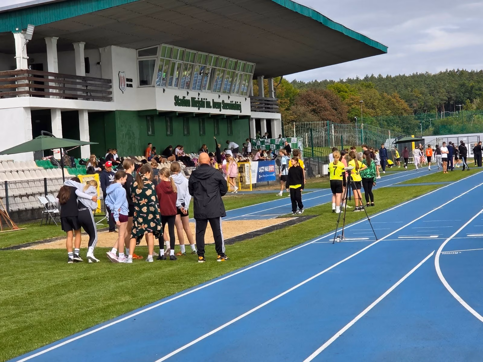 Dzieci podczas zawodów sportowych w Mławie. Pierwszy Rzut Lekkoatletyczny Szkół Podstawowych - zdjęcie nr 15