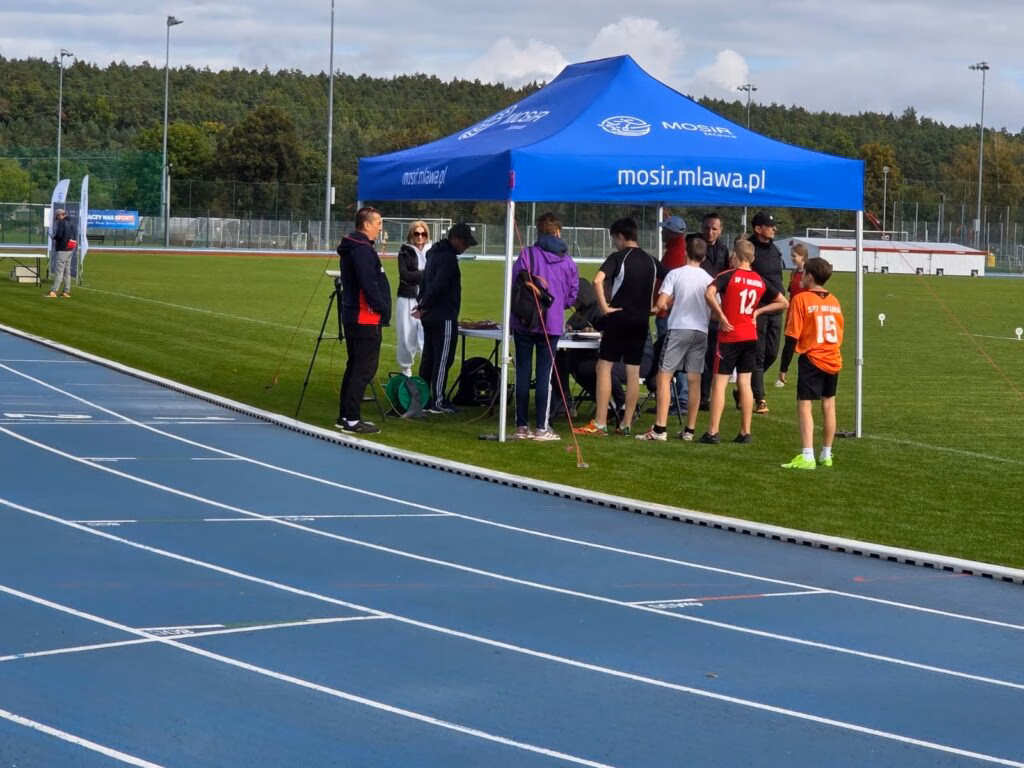 Dzieci podczas zawodów sportowych w Mławie. Pierwszy Rzut Lekkoatletyczny Szkół Podstawowych - zdjęcie nr 17