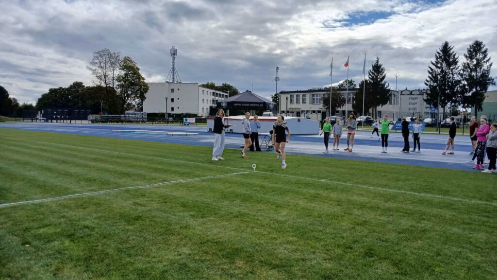 Dzieci podczas zawodów sportowych w Mławie. Pierwszy Rzut Lekkoatletyczny Szkół Podstawowych - zdjęcie nr 22