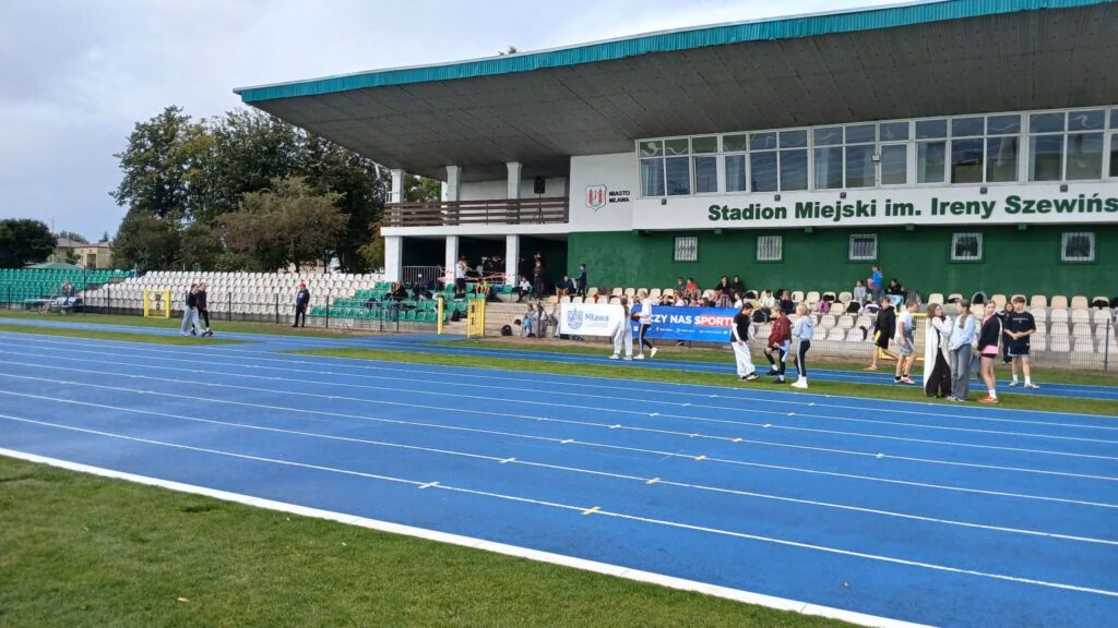 Dzieci podczas zawodów sportowych w Mławie. Pierwszy Rzut Lekkoatletyczny Szkół Podstawowych - zdjęcie nr 4